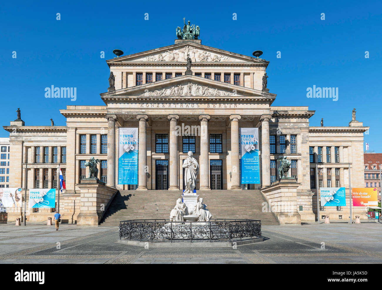 La Konzerthaus (Concer Hall) in piazza Gendarmenmarkt, nel quartiere Friedrichstadt, Berlino, Germania Foto Stock