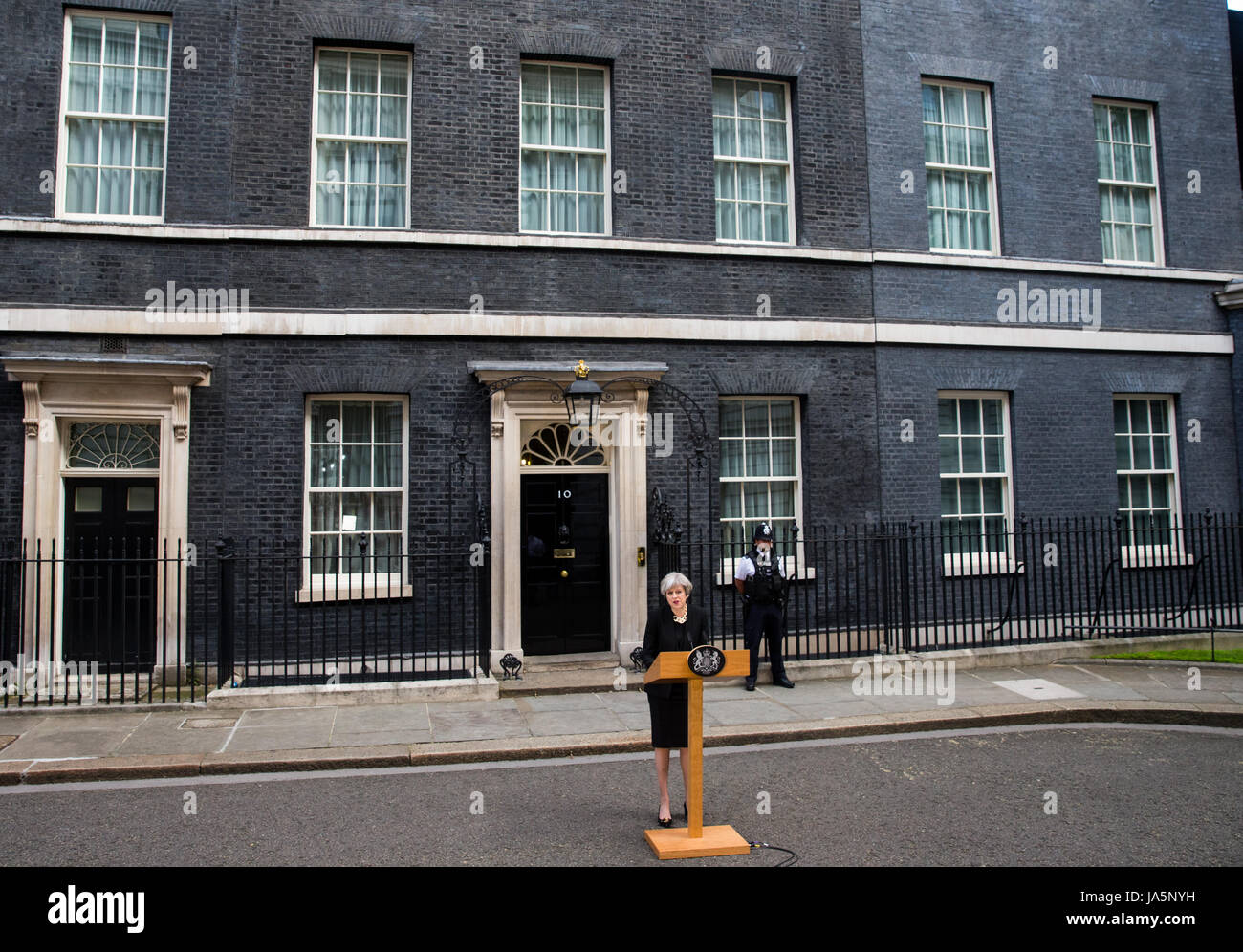 Il primo ministro, Theresa Maggio, fa una dichiarazione circa la sicurezza a Downing Street dopo il 3 giugno il terrore attacco a London Bridge Foto Stock