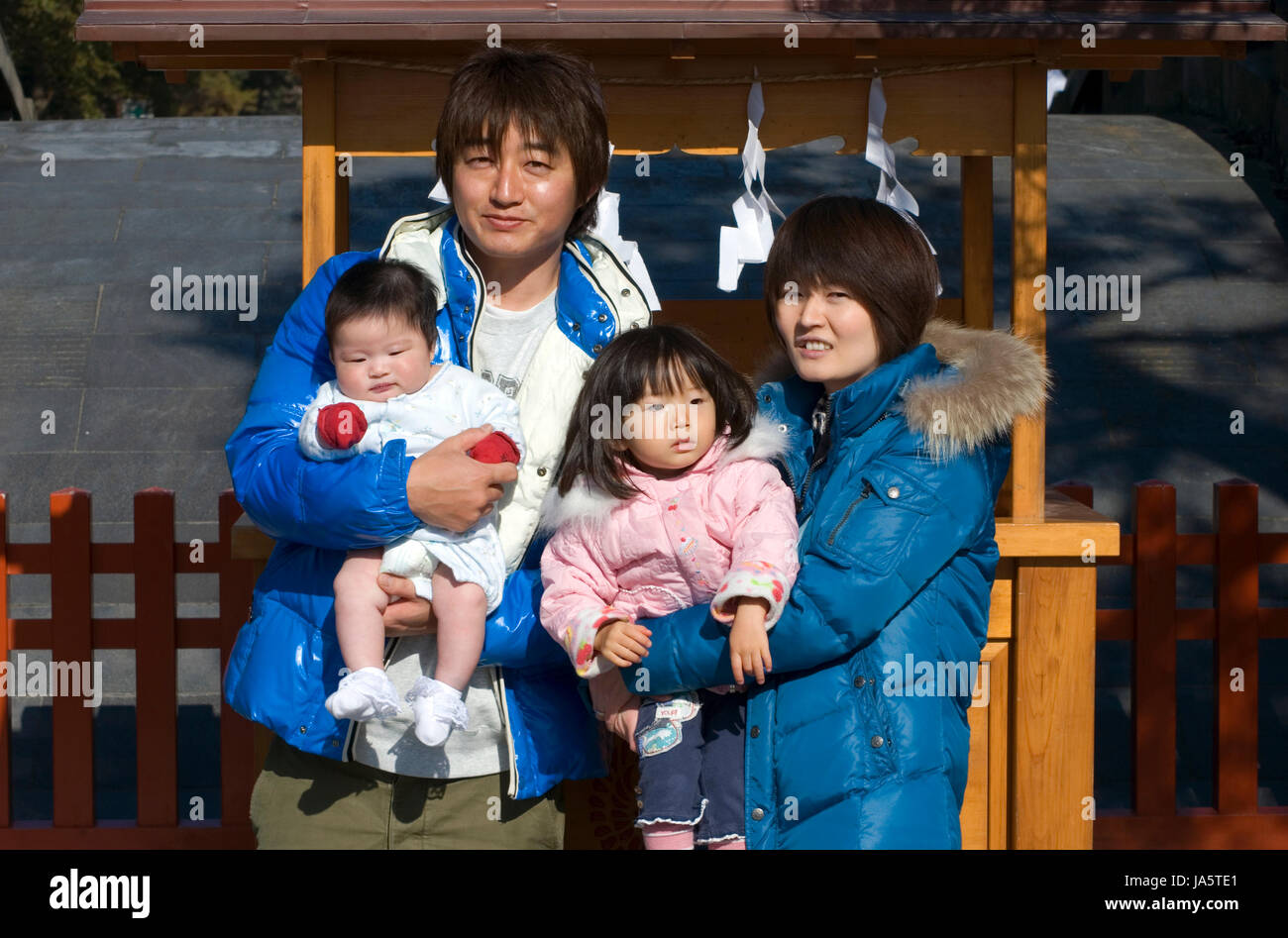 Un giovane giapponese famiglia presso un festival a Tsurugaoka Hachiman-gu sacrario scintoista a Kamakura Foto Stock