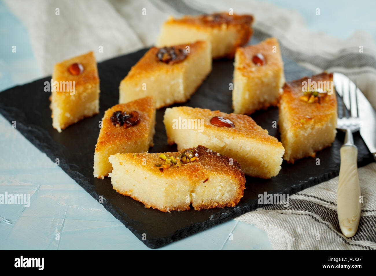 Tradizionale araba bass con diversi dadi. Dessert orientale da semola. Foto Stock