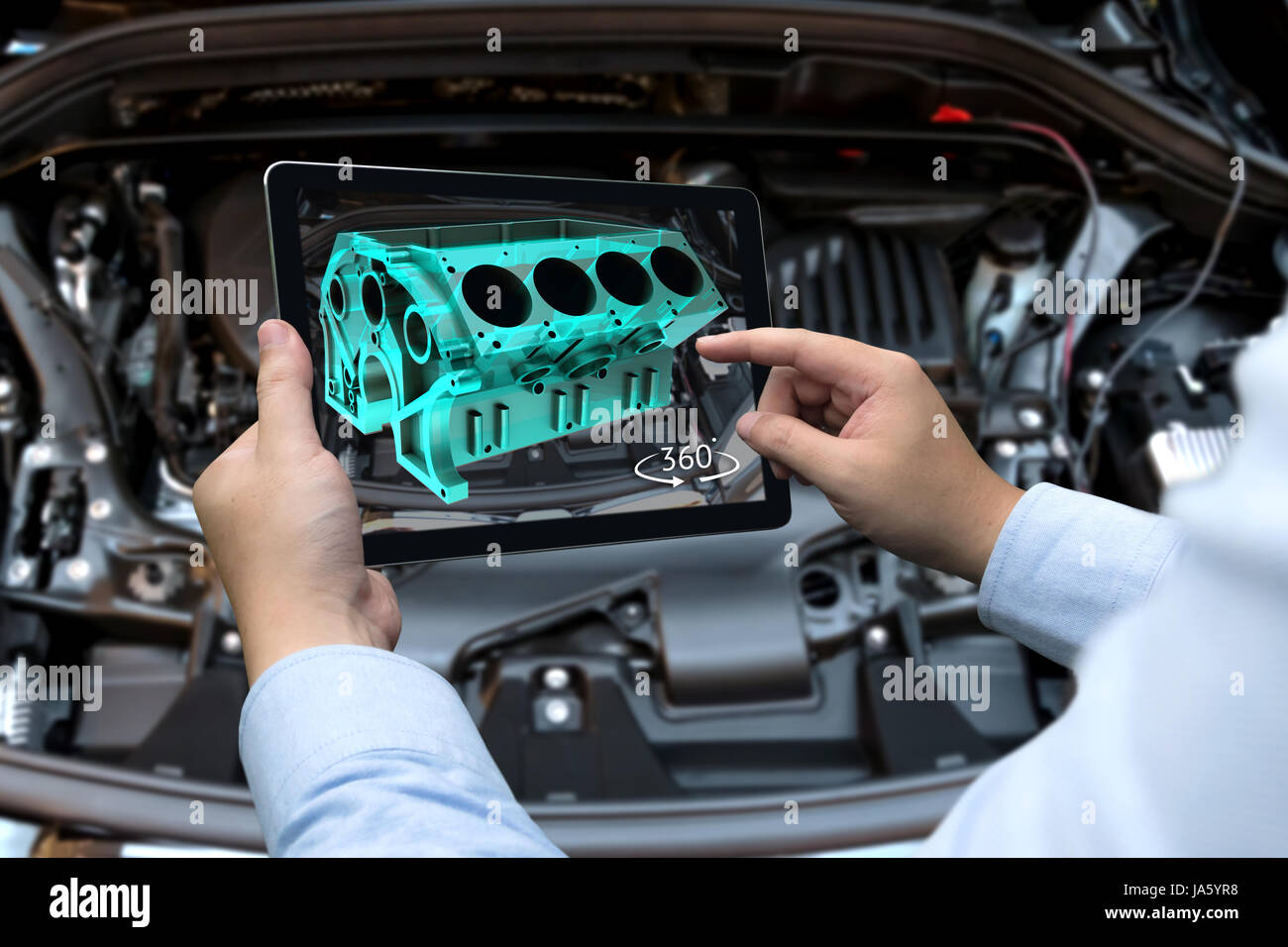La realtà aumentata tecnologia e ingegneria concetto di marketing. Mano azienda tablet con AR service application per ruotare il rendering 3d del blocco di energia Foto Stock