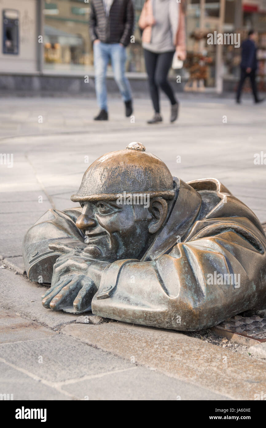 Bratislava, Slovacchia, Marzo 2017: famoso uomo al lavoro, lavoratore di liquame statua a Bratislava Foto Stock