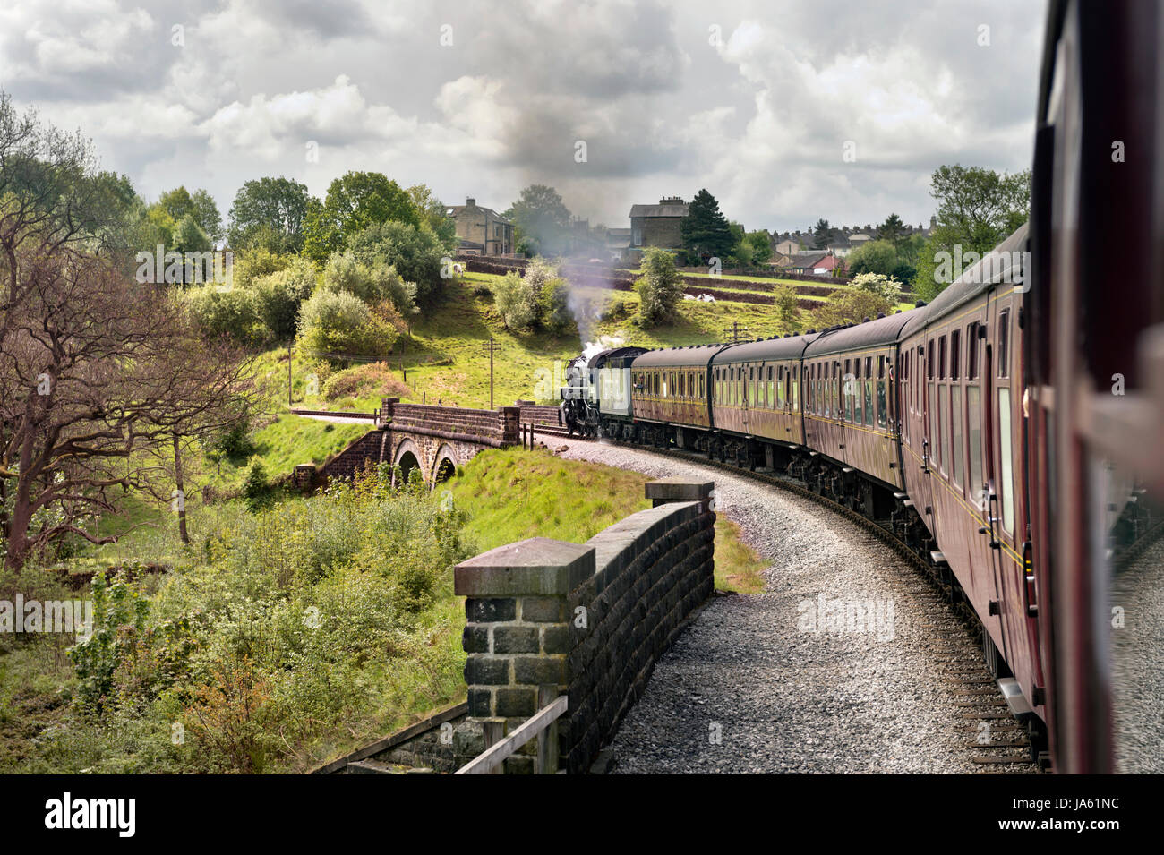 Haworth 1940s Weekend. Treno trainato da American Guerra Mondiale 2 S160 2-8-0 loco n. 5820, Keighley e Worth Valley Railway. Keighley, West Yorkshire, Regno Unito Foto Stock