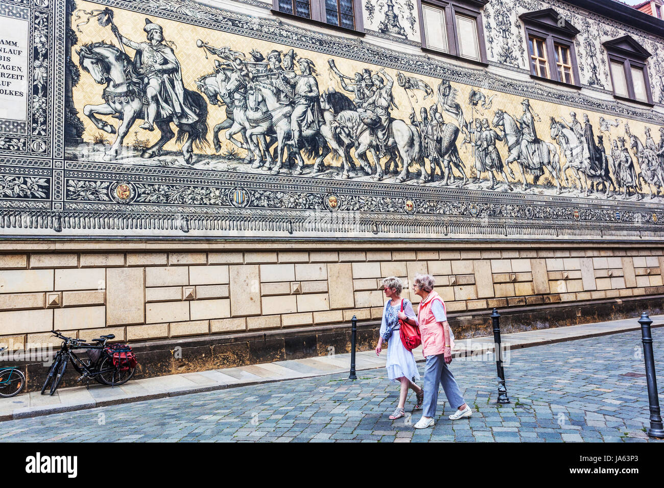 La gente qui di seguito la processione dei principi Fürstenzug dettaglio, Dresda, Sassonia, Germania, Europa Foto Stock