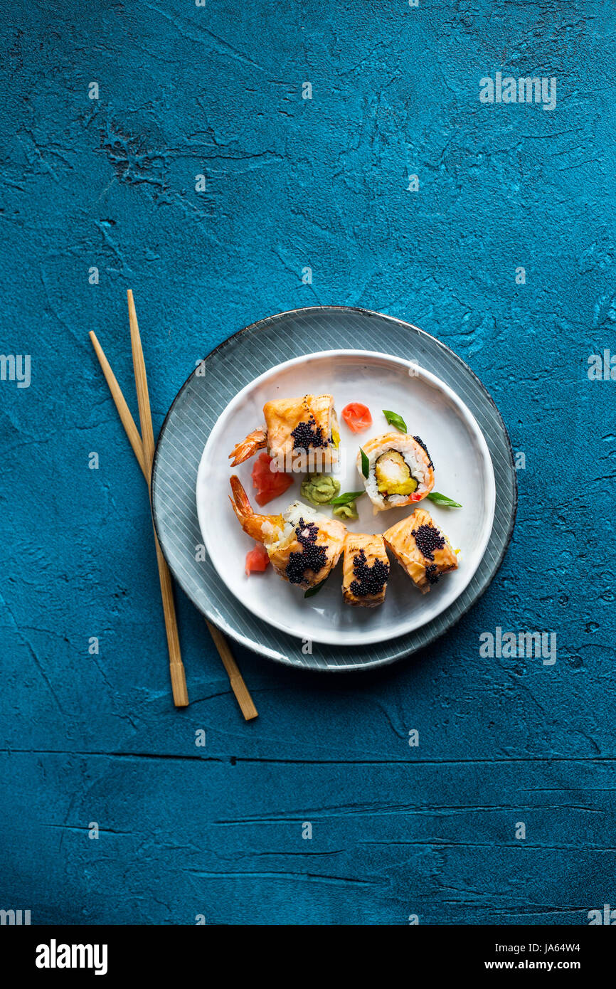 Japaneese tradizionali rotoli di sushi con gamberetti e salmone, vista dall'alto Foto Stock