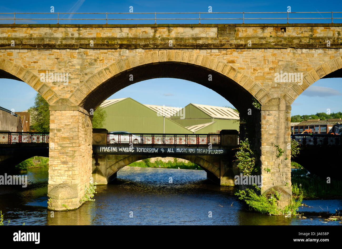 Immaginate il risveglio di domani e tutta la musica è scomparso, Graffiti, ponte stradale sul Fiume Don, Leveson Street, Sheffield, Regno Unito Foto Stock
