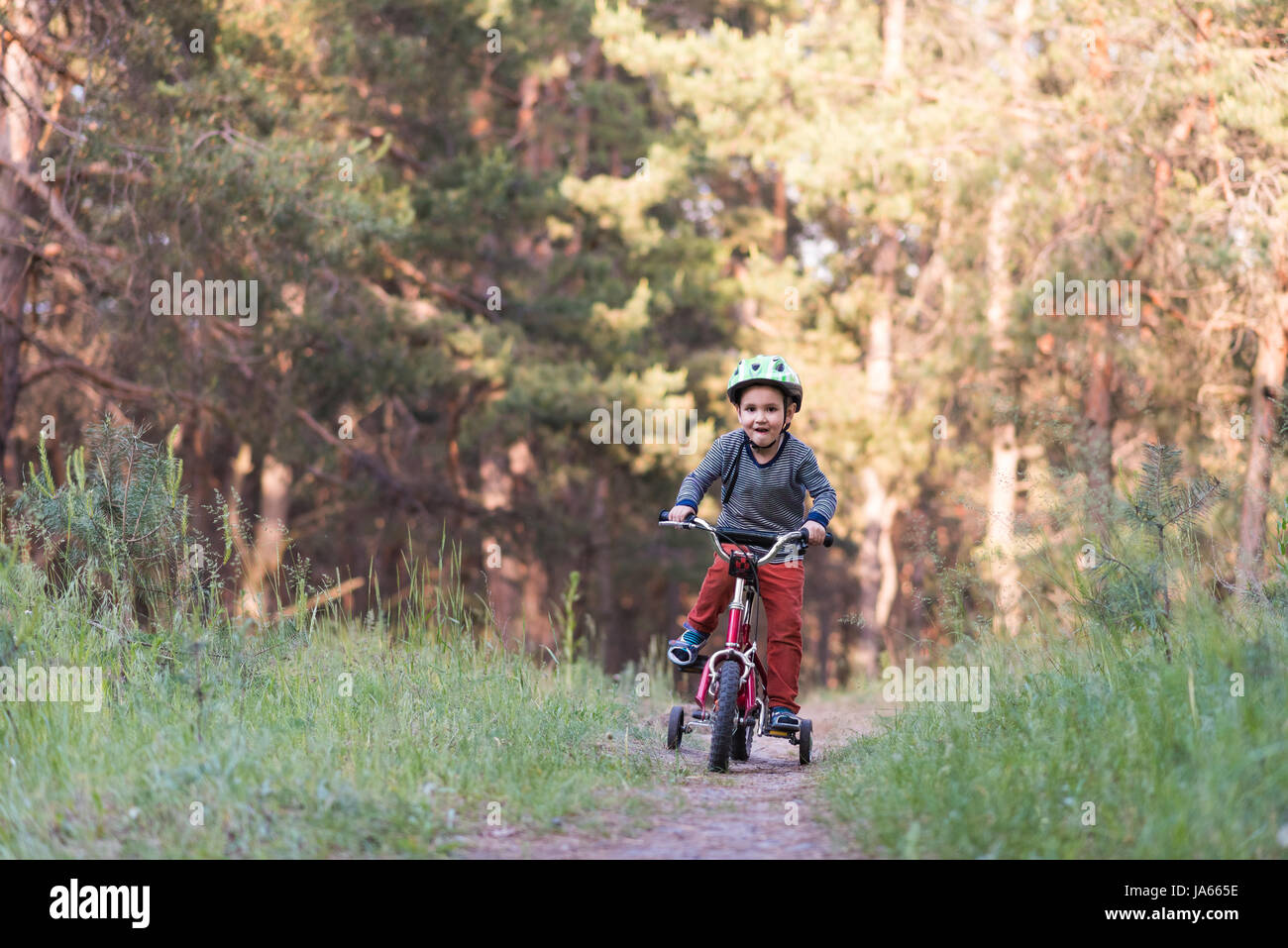Bambino in bicicletta Foto Stock