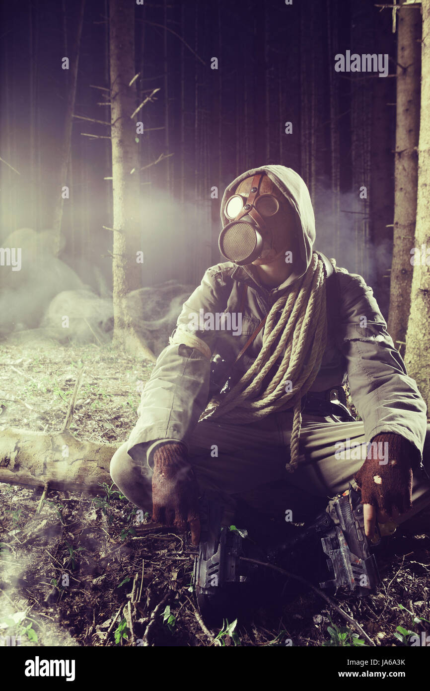 Soldato che indossa una maschera a gas in una foresta Foto Stock