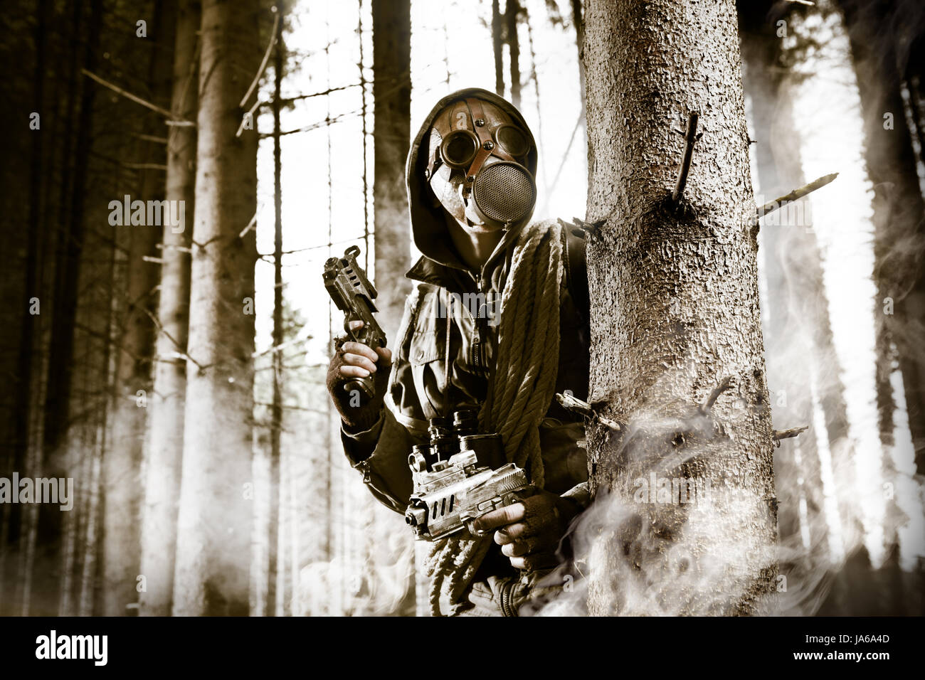 Un soldato indossando maschera a gas è in lotta nella foresta Foto Stock