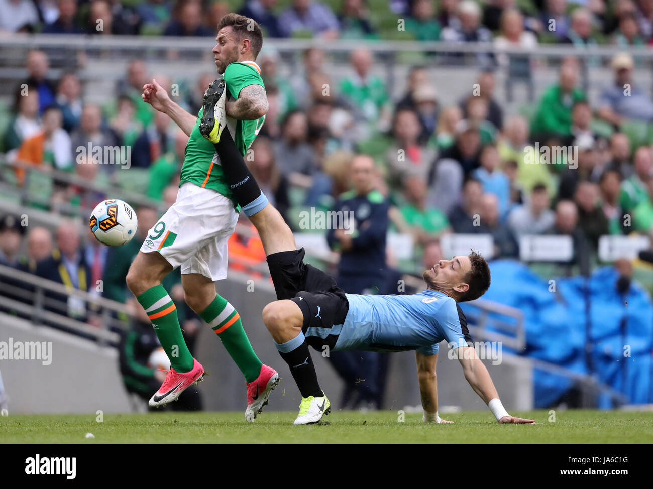 Repubblica di Irlanda's Daryl Murphy e Uruguay di Sebastian Coates durante l'amichevole internazionale all'Aviva Stadium di Dublino. Foto Stock