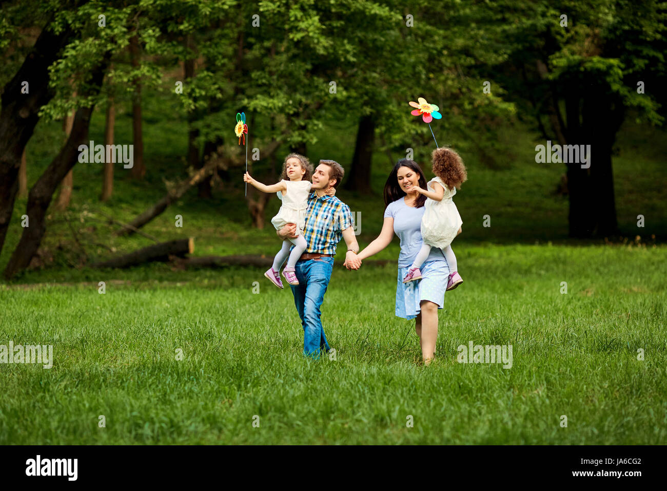 La famiglia felice passeggiate nel parco di estate Foto Stock