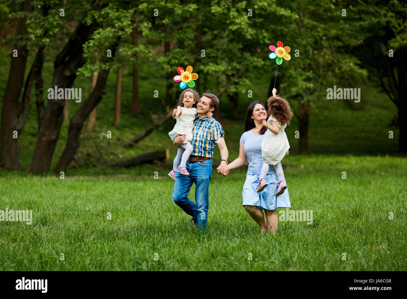 La famiglia felice passeggiate nel parco di estate Foto Stock