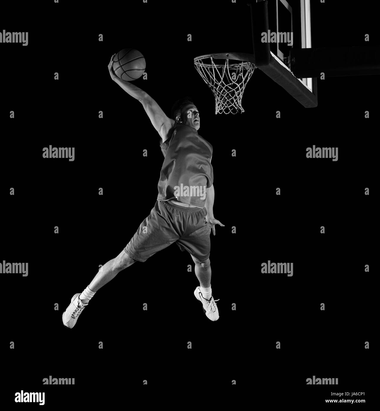 Gioco di basket sport player in azione isolata su sfondo nero Foto Stock