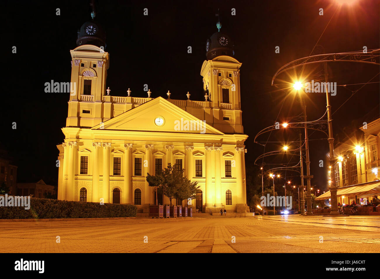 Riformato grande chiesa (Nagytemplom) e Kossuth Ter, la piazza centrale di Debrecen di notte, Ungheria Foto Stock