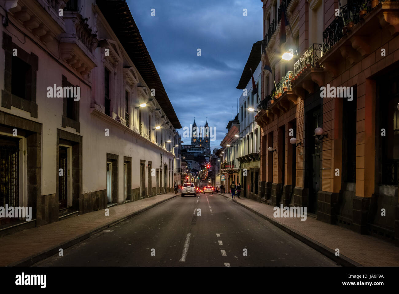 Strada di Quito e la Basilica del Voto Nacional di notte - Quito, Ecuador Foto Stock