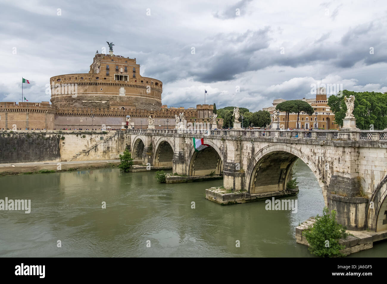 Castel Sant'Angelo) Il Castello e il ponte sul fiume Tevere - Roma, Italia Foto Stock