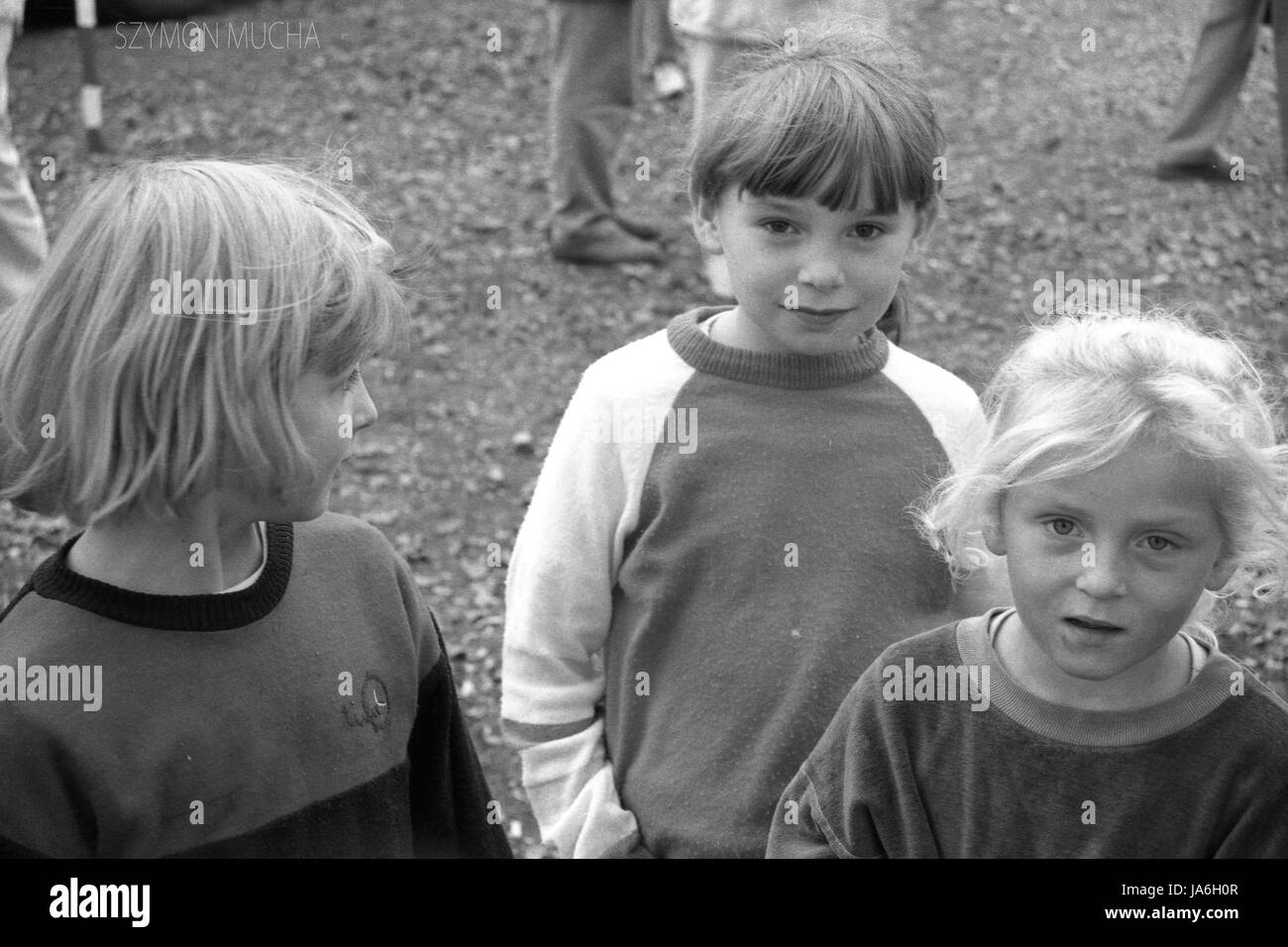 Bambini polacchi di accattonaggio da turista tedesco di aiuto e di denaro e la loro vendita pezzi di ambra. Tempi duri dopo le modifiche e la povertà in Polonia. Foto Stock