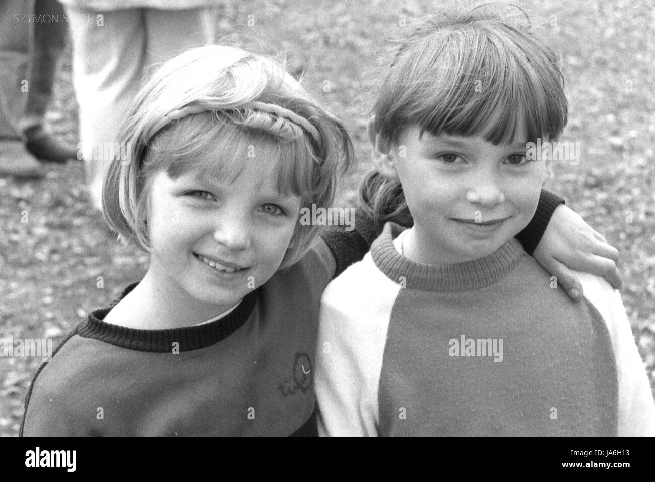 Bambini polacchi di accattonaggio da turista tedesco di aiuto e di denaro e la loro vendita pezzi di ambra. Tempi duri dopo le modifiche e la povertà in Polonia. Foto Stock