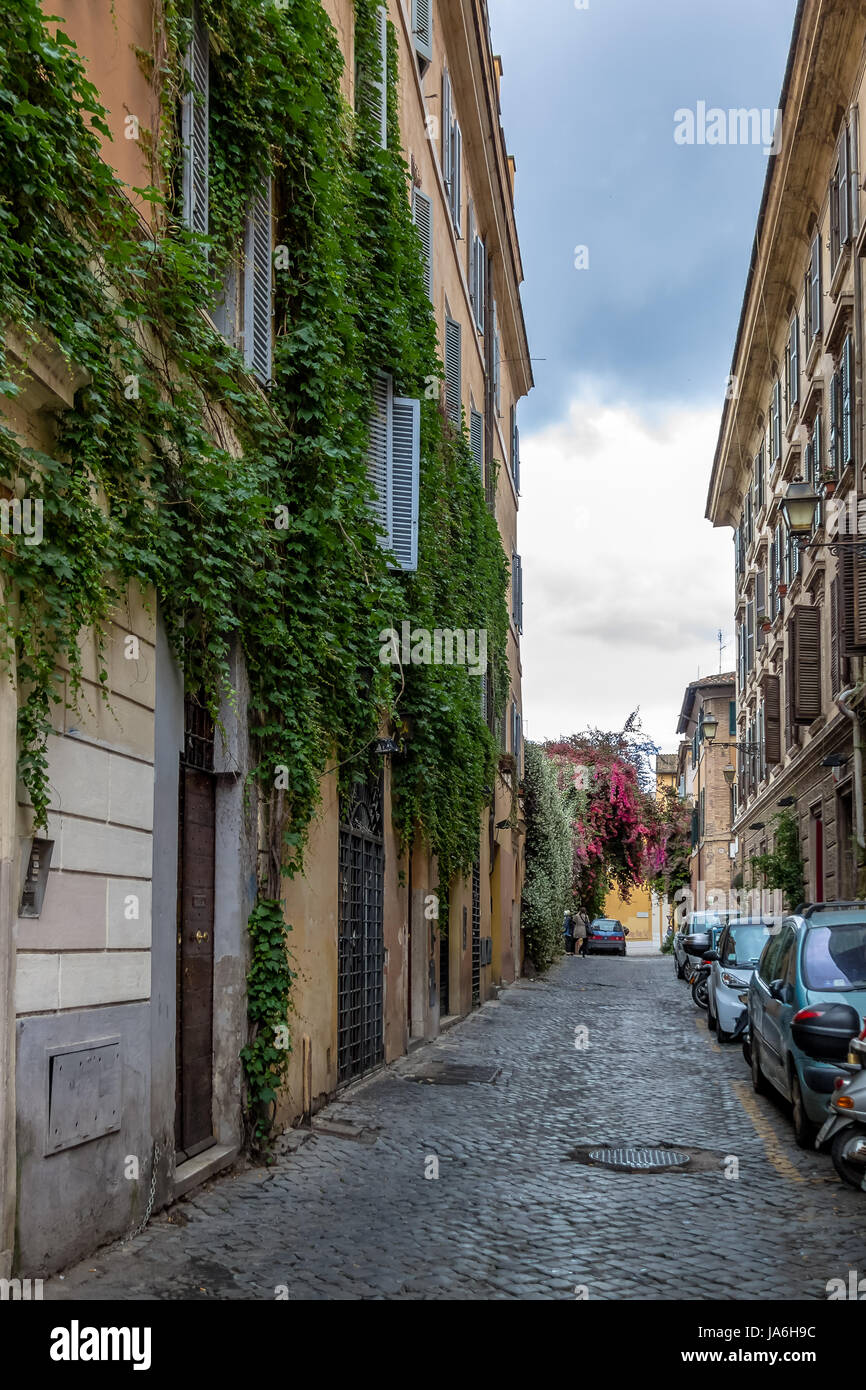 Restringere la vecchia strada in Trastevere - Roma, Italia Foto Stock