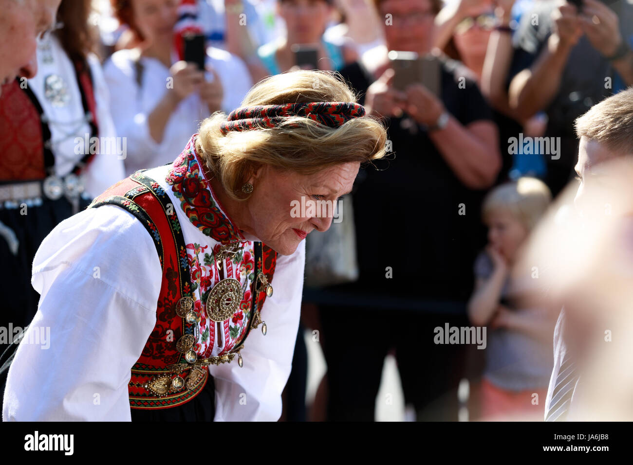 Loen, Norvegia - 20 maggio 2017: regina Sonja di Norvegia presso l'apertura di skylift, una telecabina a loen Foto Stock