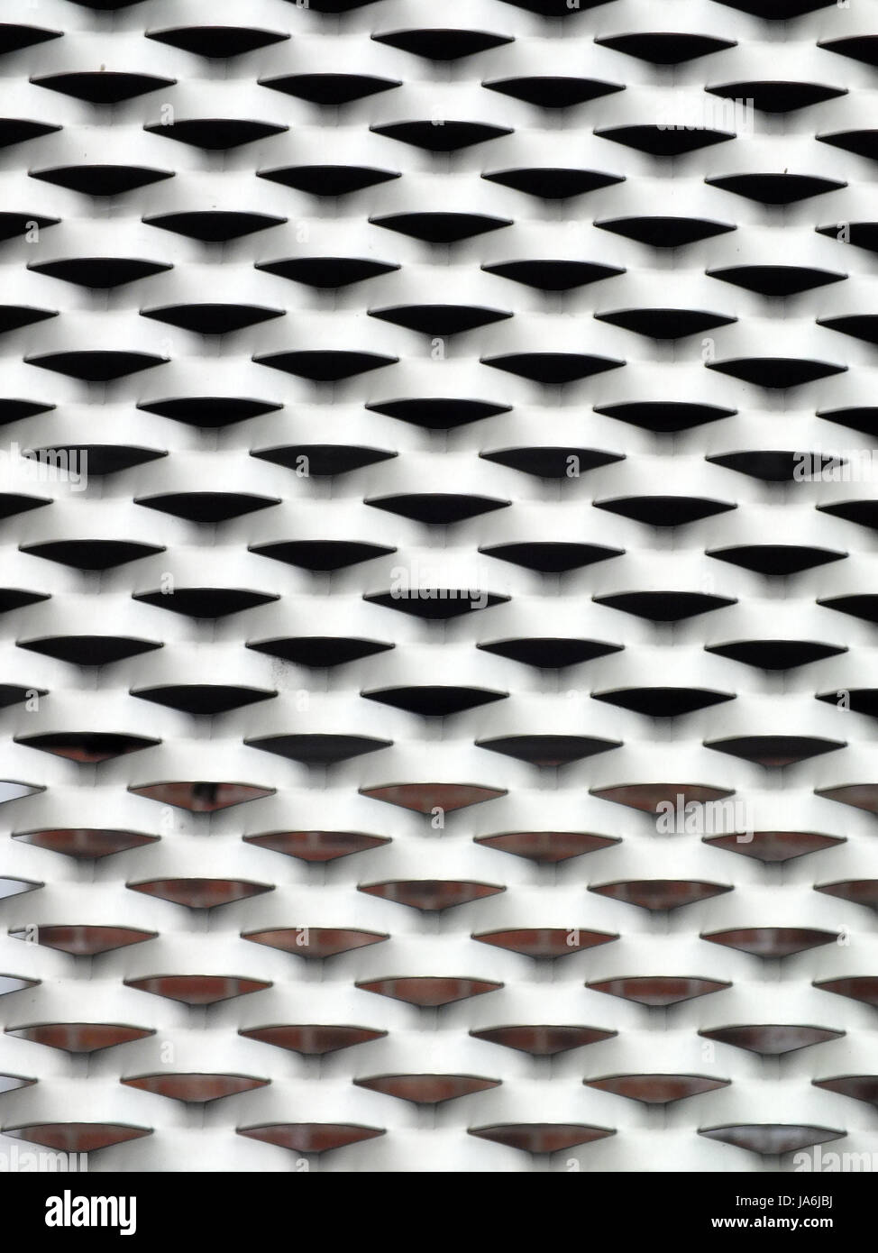 Lamiera forata con round griglia triangolare Foto stock - Alamy