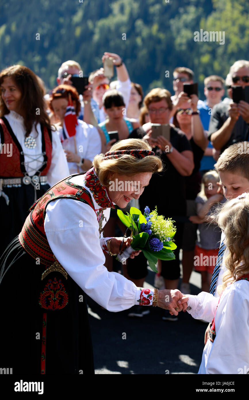 Loen, Norvegia - 20 maggio 2017: regina Sonja di Norvegia presso l'apertura di skylift, una telecabina a loen Foto Stock
