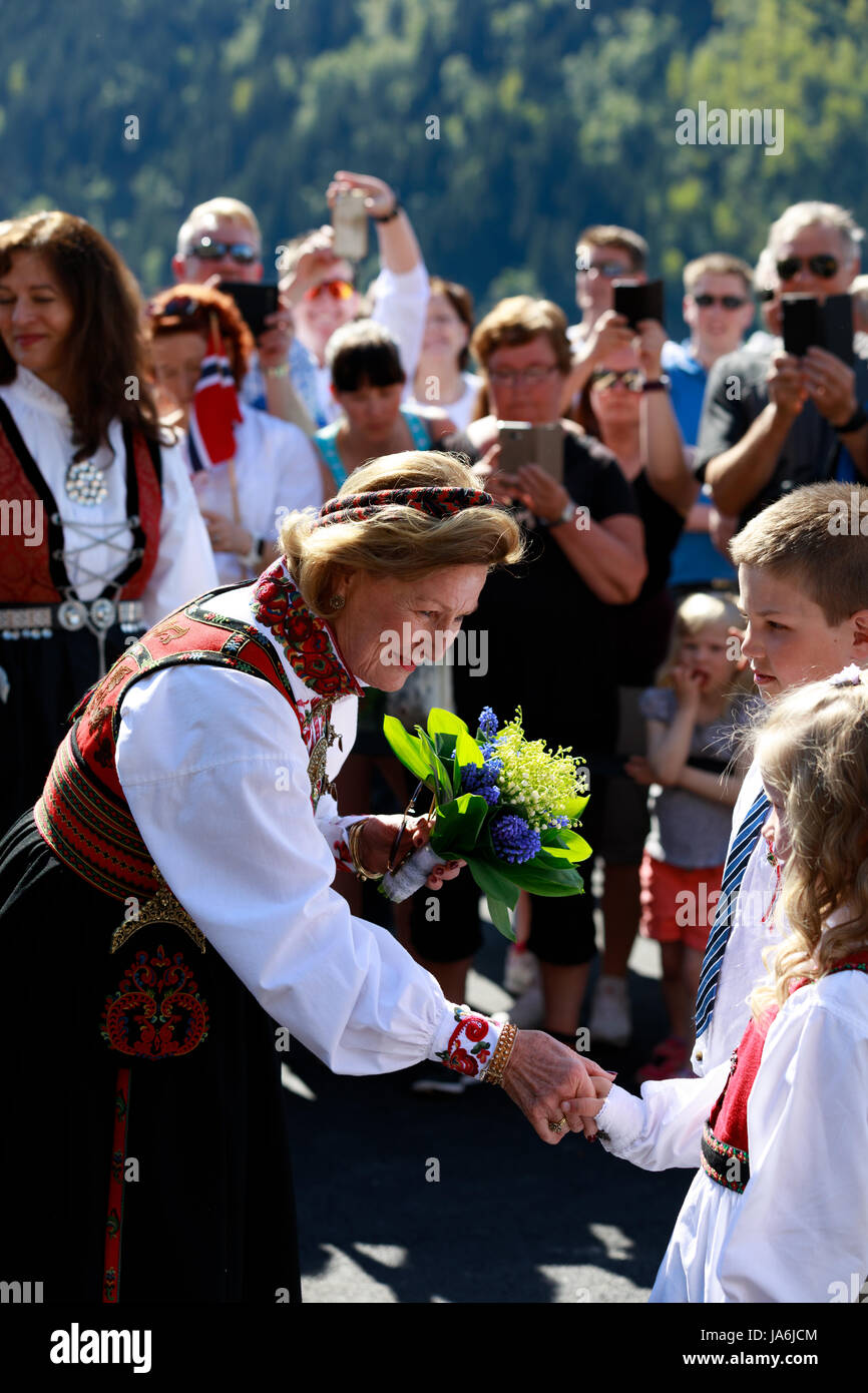 Loen, Norvegia - 20 maggio 2017: regina Sonja di Norvegia presso l'apertura di skylift, una telecabina a loen Foto Stock