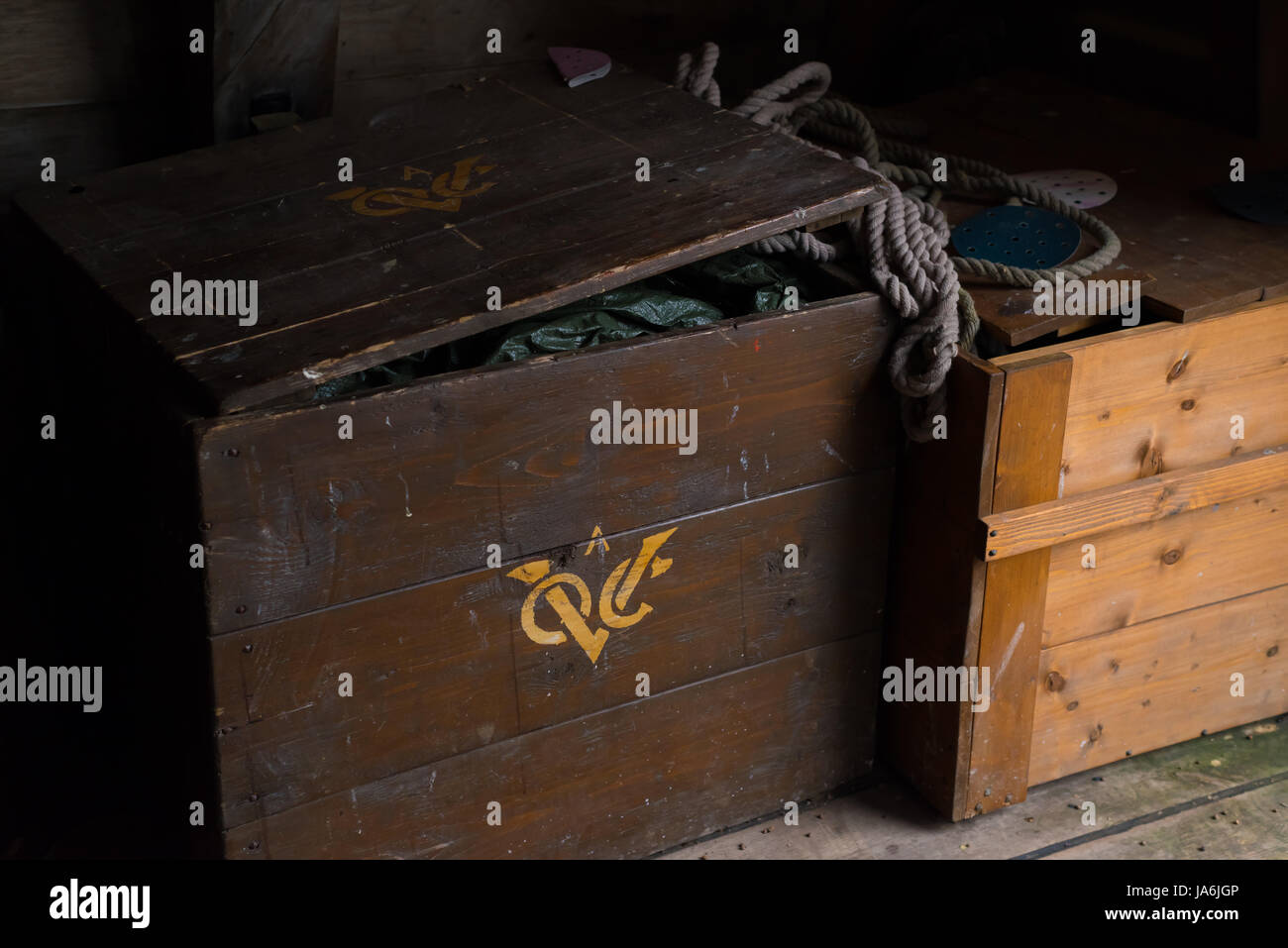 Il logo del Dutch uniti Oriente azienda su una gabbia in legno Foto Stock