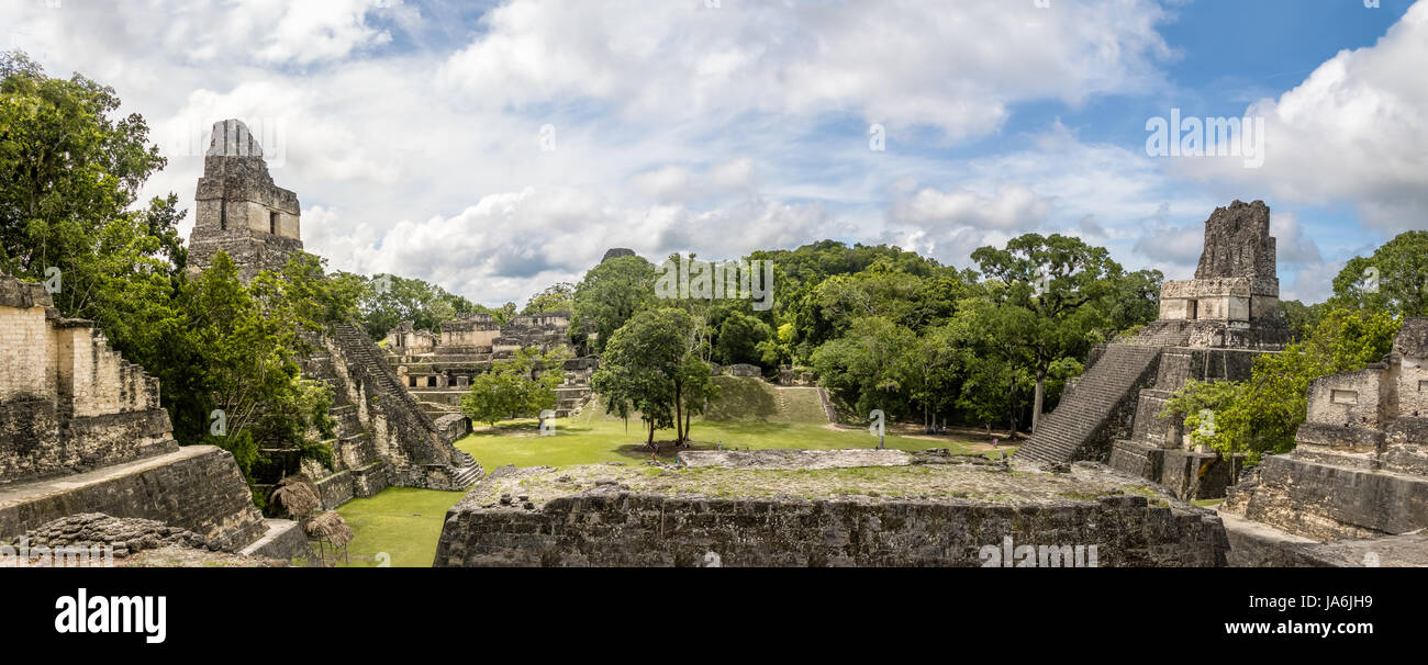 Vista panoramica dei templi Maya di Gran Plaza o Plaza Mayor al Parco Nazionale di Tikal - Guatemala Foto Stock