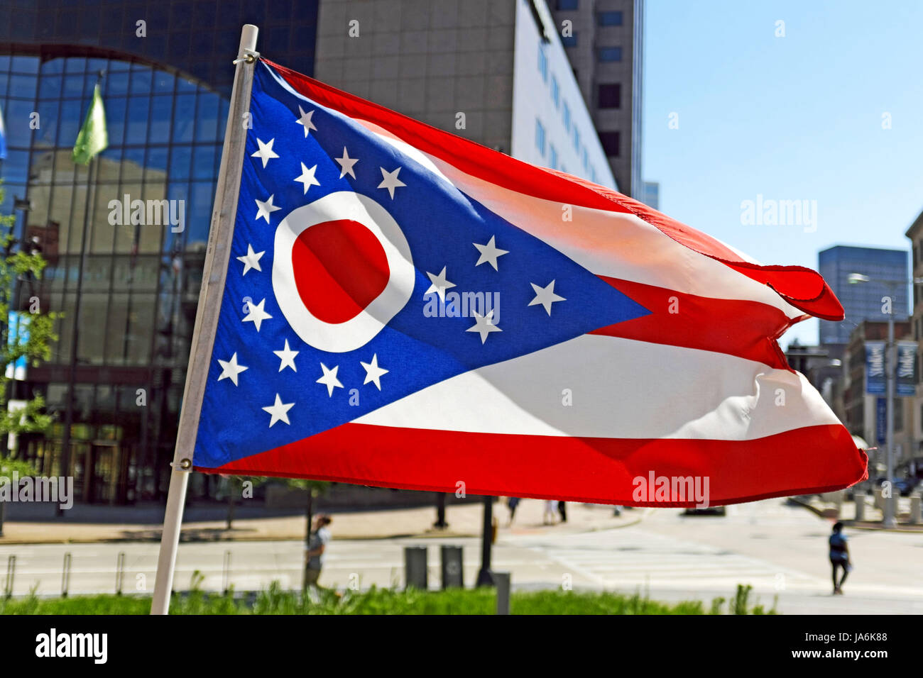 State of Ohio flag Waves nel centro di Cleveland sulla Public Square a Cleveland, Ohio, Stati Uniti. Foto Stock