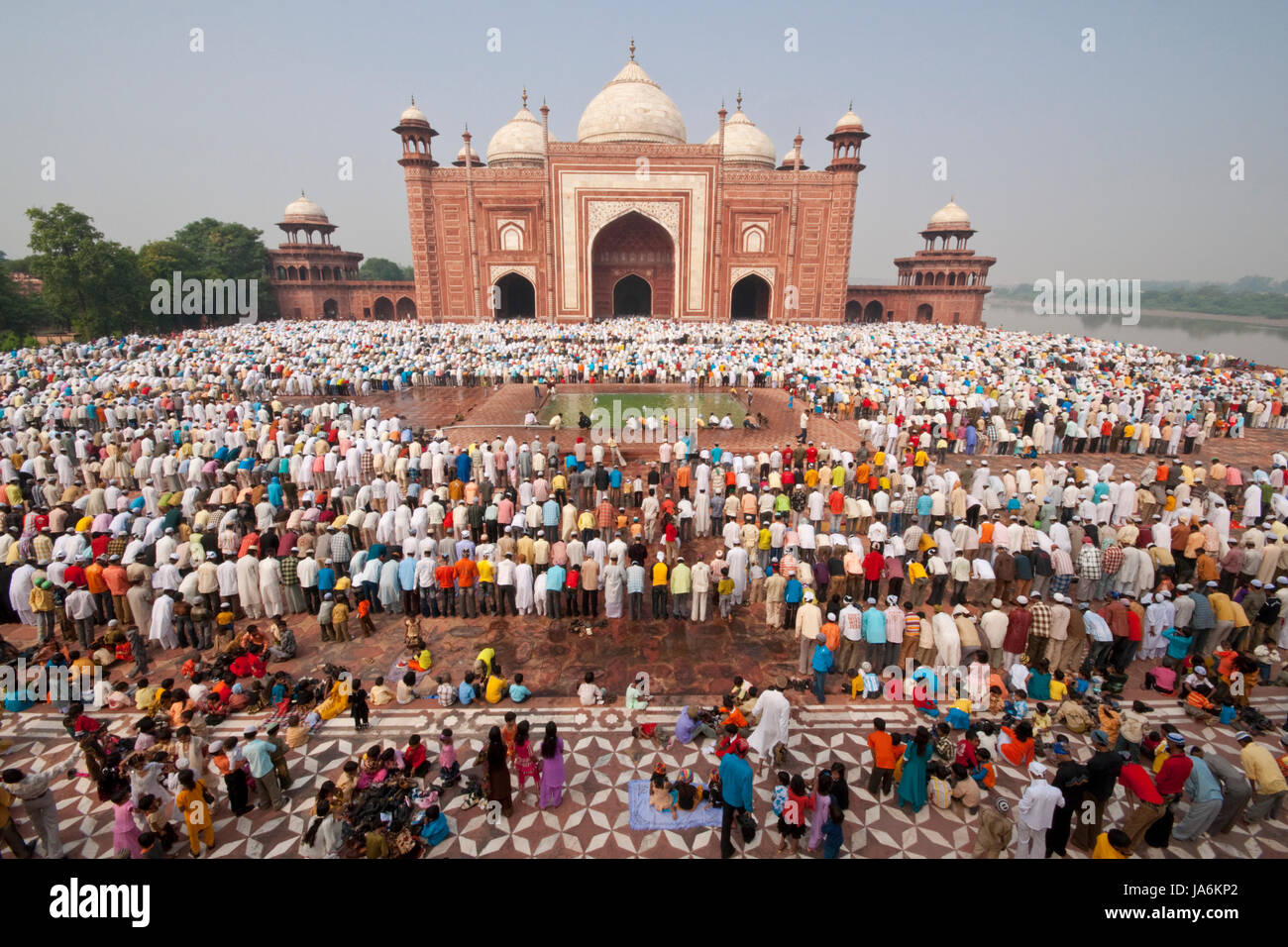 Migliaia di raccogliere nella parte anteriore della moschea al Taj Mahal per celebrare la festa musulmana di Eid-ul Fitr in Agra, Uttar Pradesh, India. Foto Stock