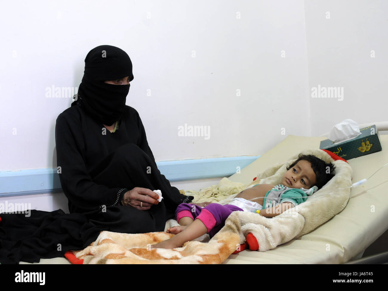 Sanaa, Yemen. Il 4 giugno, 2017. Una madre si siede da suo figlio che è stato infettato con il colera in corrispondenza di un anti-centro di colera in un ospedale di Sanaa, Yemen, il 4 giugno 2017. Con circa 70.000 casi di colera compresi quasi 600 decessi riportati in Yemen, il Fondo delle Nazioni Unite per l'Infanzia (UNICEF) il 2 giugno ha avvertito che un già terribile situazione per i bambini si sta trasformando in un disastro. Credito: Mohammed Mohammed/Xinhua/Alamy Live News Foto Stock