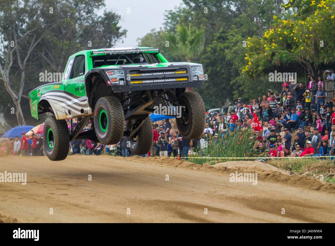 Ensenada, Messico. Il 3 giugno, 2017. 49SCORE Baja 500.Round 2 del quattro-race 2017 cliente mondo Campionato nel deserto.31 maggio-giugno 4, 2017Ã'513.67 miglia; Ensenada, Baja California, Messico.voci totali: 236 (come per 6/2/17).(da 28 U.S. Membri, Austria, Australia, Brasile, Canada, Danimarca, Ecuador.Germania, Gran Bretagna, Guatemala, Giappone, Messico, Paesi Bassi, Spagna).Visto qui #6 Larry Connor, 67, Miamisburg, Ohio/Ricky Johnson, 52, Trabuco Canyon, California, Chevy Silverado Credito: Daren Fentiman/ZUMA filo/Alamy Live News Foto Stock