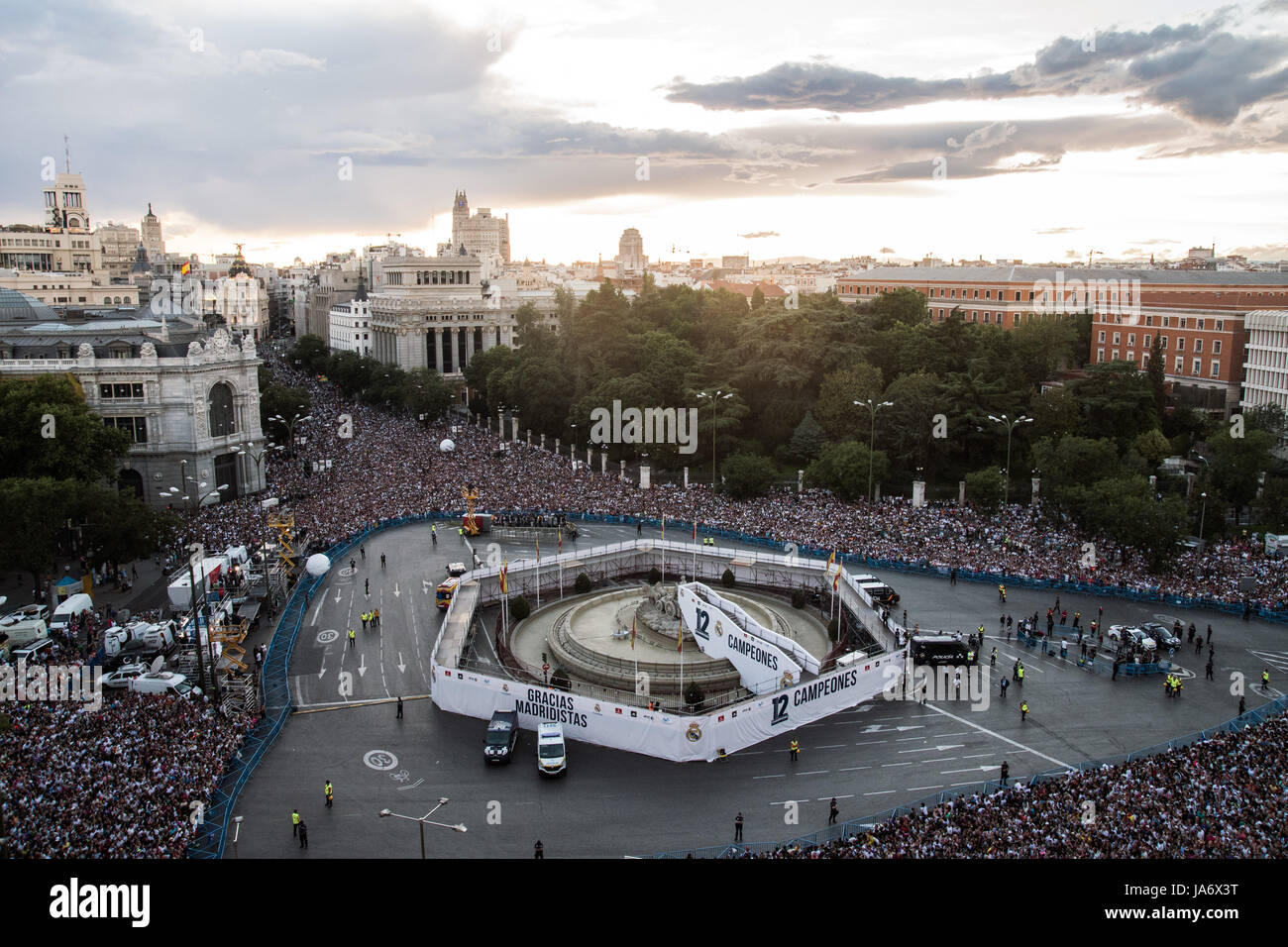 Madrid, Spagna. Il 4 giugno, 2017. Migliaia di Real Madrid tifosi per celebrare il dodicesimo Champions League titolo in piazza Cibeles, Madrid, Spagna. Credito: Marcos del Mazo/Alamy Live News Foto Stock