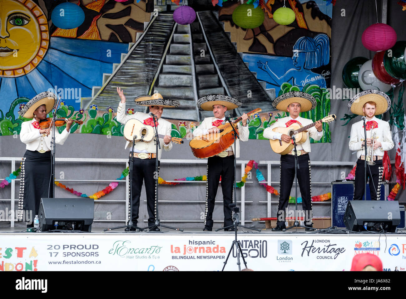 Tradizionale mariachi band che suona musica dal vivo sul palco della Fiesta Londra! Festival messicano, mariachi gruppo, musicisti mariachi, tradizionale musica messicana, gruppo di cinque musicisti messicani che indossa il Messico sombreros e suonare strumenti mariachi. Foto Stock