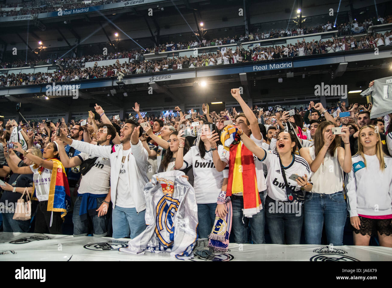 Madrid, Spagna. Il 4 giugno, 2017. Real Madrid tifosi nel Santiago Bernabeu Stadium durante la celebrazione della XII Champions League titolo di Madrid in Spagna. Credito: Marcos del Mazo/Alamy Live News Foto Stock