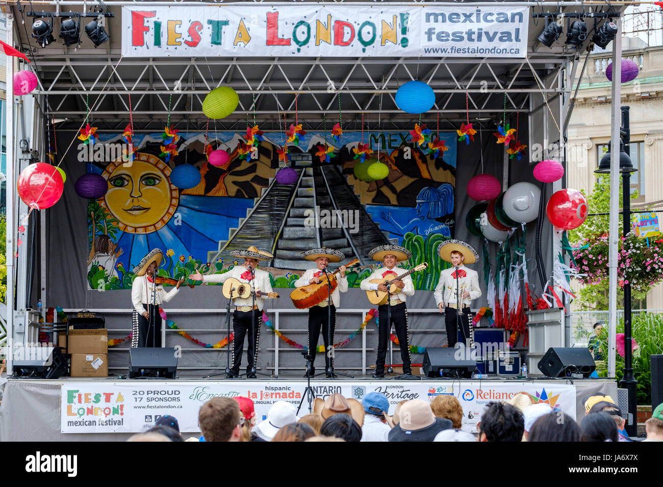 Musica dal vivo. Tradizionale gruppo mariachi che suona musica dal vivo sul palco del Fiesta London! Festival messicano, gruppo mariachi, musicisti mariachi, musica tradizionale messicana, gruppo di cinque musicisti messicani che indossano sombreros messicani e suonano strumenti mariachi. Foto Stock