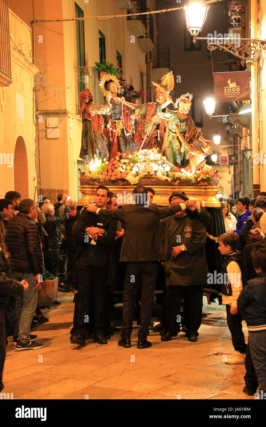 Sicilia, old town trapani, venerdì santo mistero processione la processione dei misteri, processione dei misteri, di notte attraverso i vicoli della città vecchia, scene della passione di cristo Foto Stock