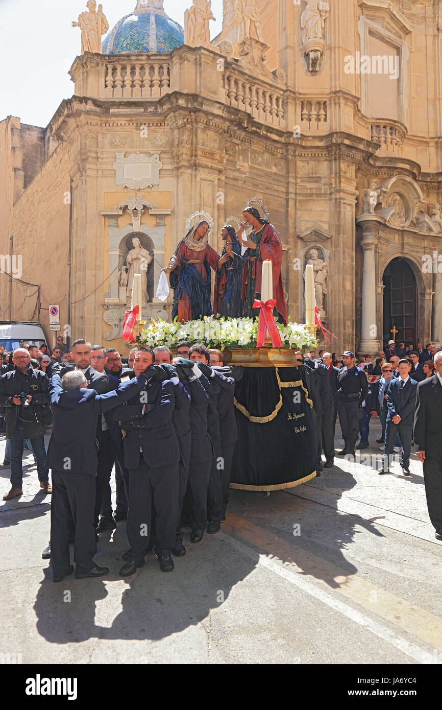 La sicilia trapani, Venerdì Santo Mistero processione La Processione dei Misteri, misteri sono trasportate attraverso la città vecchia Foto Stock