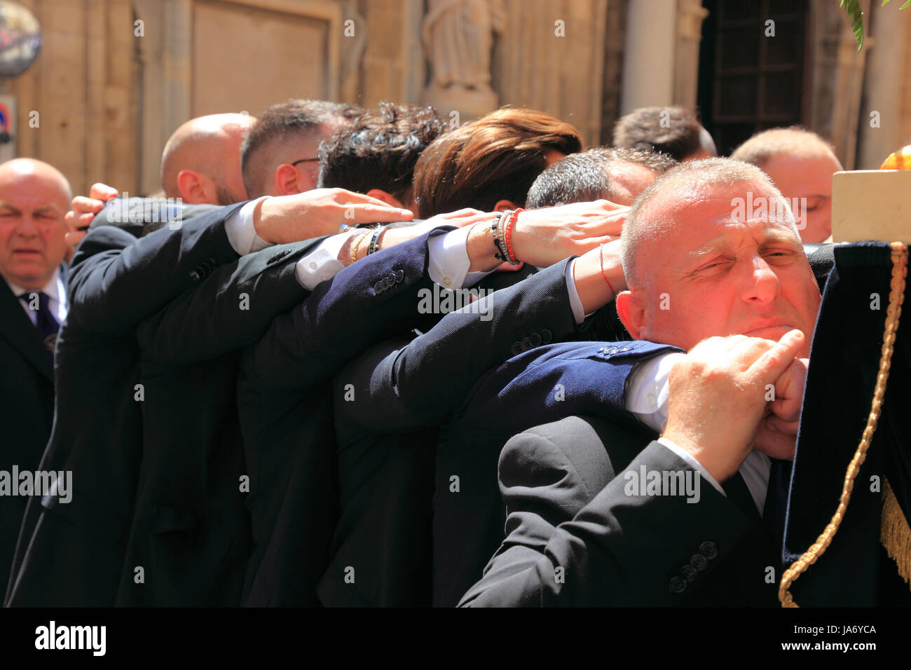 La sicilia trapani, Buon Venerdì misteriosa processione La Processione dei Misteri, uomini chiamati Massari, portano i misteri attraverso la città vecchia Foto Stock