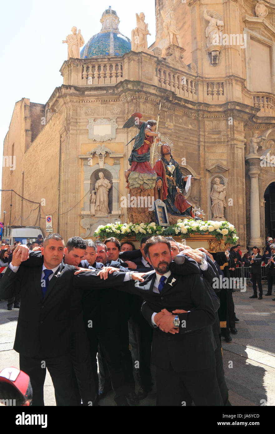La sicilia trapani, Buon Venerdì misteriosa processione La Processione dei Misteri, muovendo con i misteri attraverso la città vecchia Foto Stock