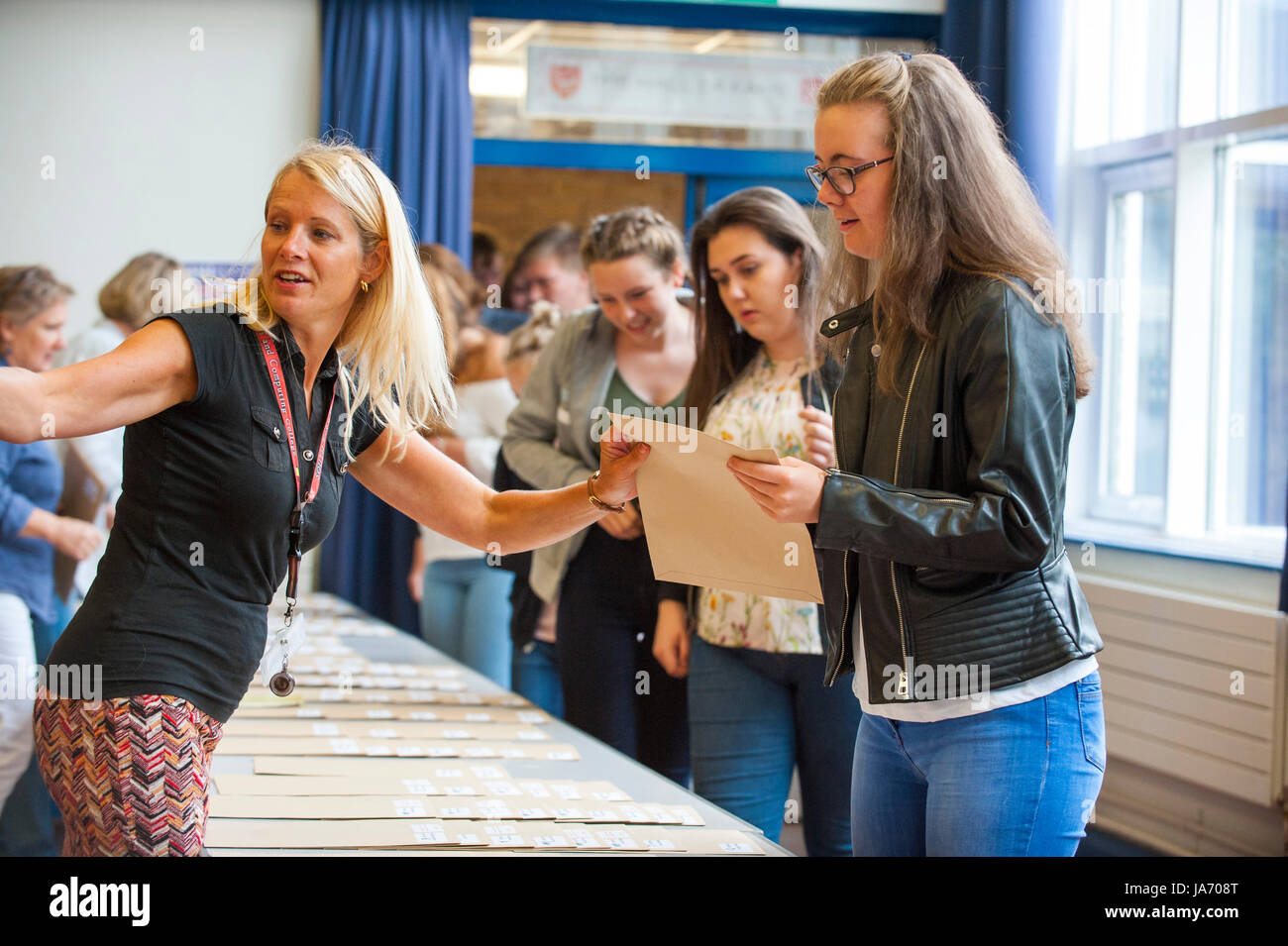 Wirral, Regno Unito. 24 Ago, 2017. Gli studenti di South Wirral High School celebrare la ricezione del loro GCSE risultati. Questo è il primo anno che gli studenti in Inghilterra saranno soggette al nuovo sistema di classificazione, che sostituisce il vecchio da A a G i gradi da 9 a 1 gradi, con 9 essendo la più alta. Il nuovo sistema di classificazione si riferisce solo ai 3 argomenti fondamentali; matematica, inglese Lingua e Letteratura Inglese. Credito: Paolo Warburton/Alamy Live News Foto Stock