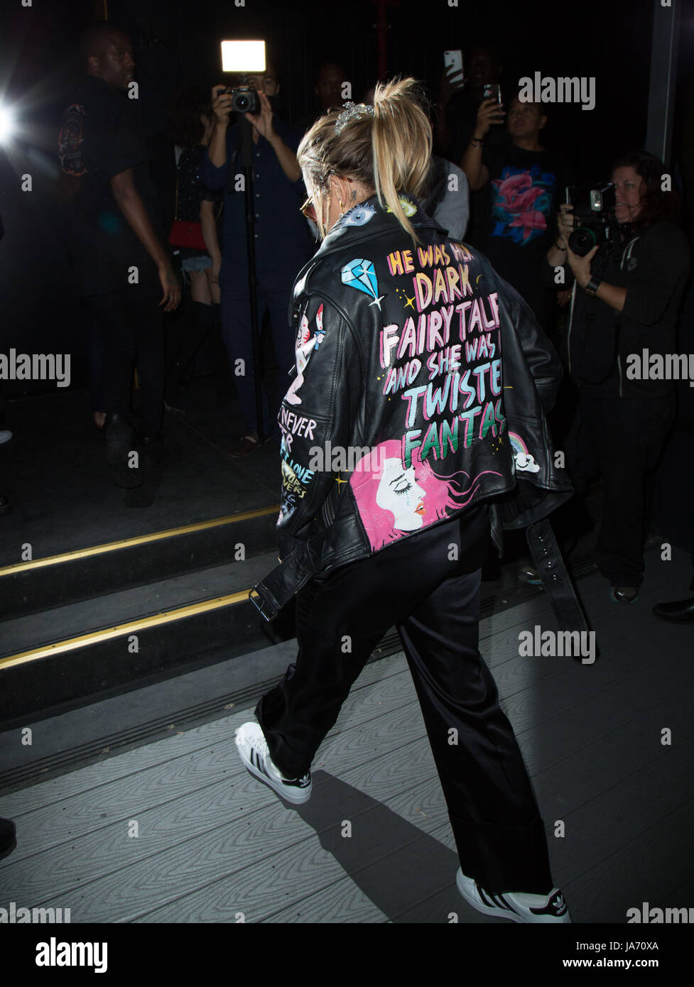 Los Angeles, Stati Uniti d'America. 23 ago,2017. rita ora arriva "secret party' lanciare tings london magazine nightingale agosto 23,2017 Los Angeles, California. Foto Stock