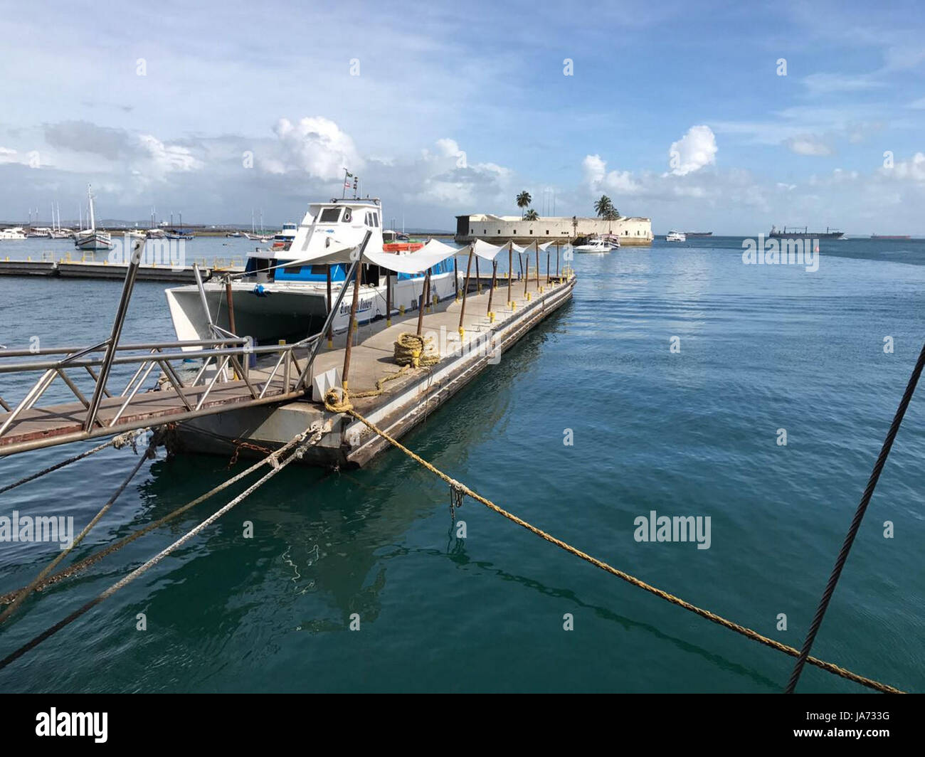 Bahia. 24 Ago, 2017. Immagine presa sul 24 agosto 2017 mostra Navi dopo il naufragio in Salvador, capitale della Bahia, Brasile orientale. Il tributo di morte pagato al naufragio in Salvador, capitale del Brasile orientale di Stato di Bahia, è salito a 22, confermato marina il giovedì. È il secondo naufragio in Brasile entro due giorni come una nave affondata durante la notte da Martedì a mercoledì sul fiume Xingu nel nord Para membro nella regione amazzonica, lasciando almeno 19 morti. Credito: Xando Pereira/AGENCIA ESTADO/Xinhua/Alamy Live News Foto Stock