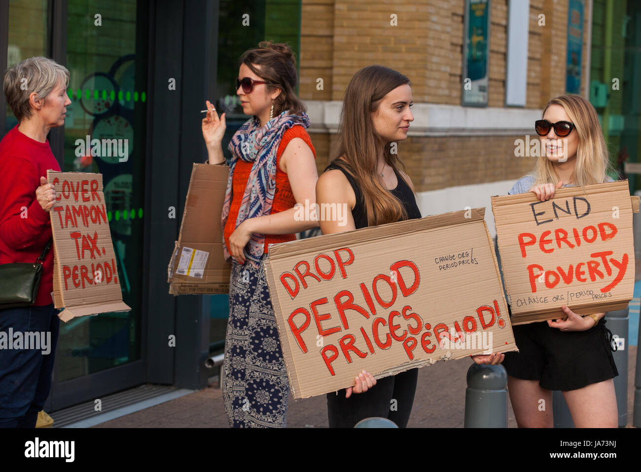 Londra, Regno Unito. 24 Agosto, 2017. Gli attivisti al di fuori di un supermercato Asda in Stepney Green appello al supermercato a ridurre i suoi prezzi per i tamponi per portarlo in linea con altri supermercati che hanno ridotto i prezzi per compensare il tampone "imposta". Credito: Mark Kerrison/Alamy Live News Foto Stock