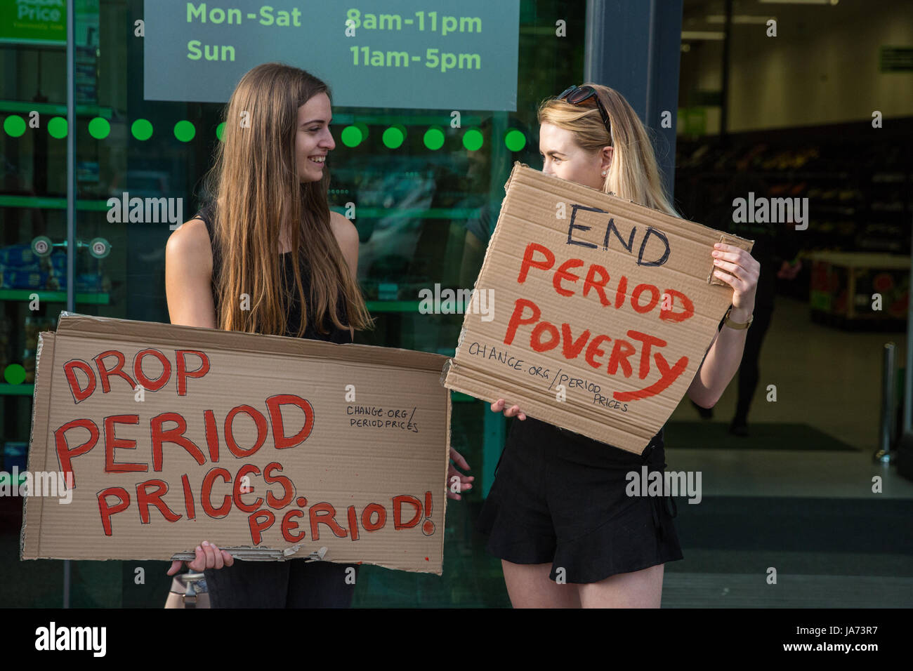 Londra, Regno Unito. 24 Agosto, 2017. Gli attivisti al di fuori di un supermercato Asda in Stepney Green appello al supermercato a ridurre i suoi prezzi per i tamponi per portarlo in linea con altri supermercati che hanno ridotto i prezzi per compensare il tampone "imposta". Credito: Mark Kerrison/Alamy Live News Foto Stock