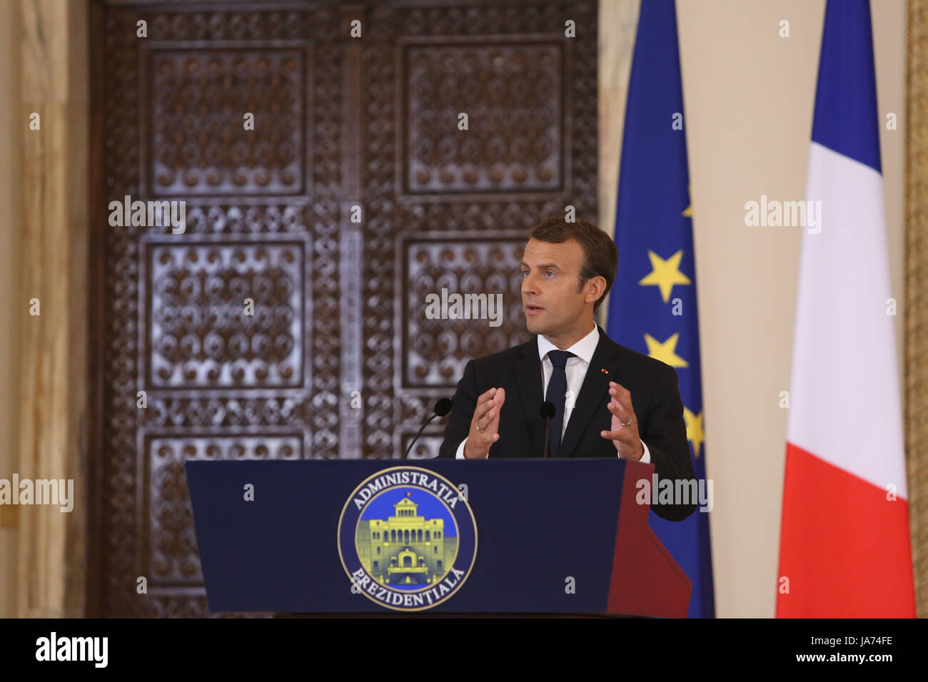 Bucarest, Romania. 24 Ago, 2017. Il Presidente francese Emmanuel Macron parla durante la conferenza stampa con il suo omologo rumeno a Palazzo Cotroceni. Macron inizia in Romania la tre-giorni di tour dell'Europa centrale e orientale. Foto Stock