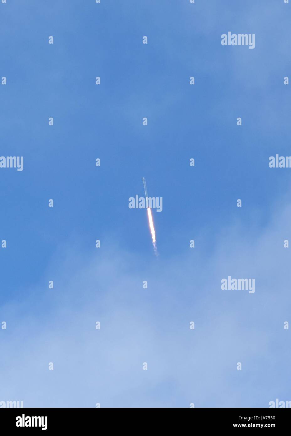 Lompoc, California, Stati Uniti d'America. 24 Ago, 2017. La SpaceX Falcon 9 impianti di risalita a razzo il Taiwanese Space Agency FORMOSAT-5 satellite in orbita da Space Launch Complex-4, a base aerea di Vandenberg Agosto 24, 2017 in Lompoc, California. Credito: Planetpix/Alamy Live News Foto Stock