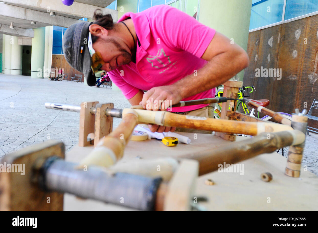 Una bicicletta di bambù è in corso il processo di fabbricazione. Tutti i bambù le biciclette dovranno essere fatte a mano. Foto Stock