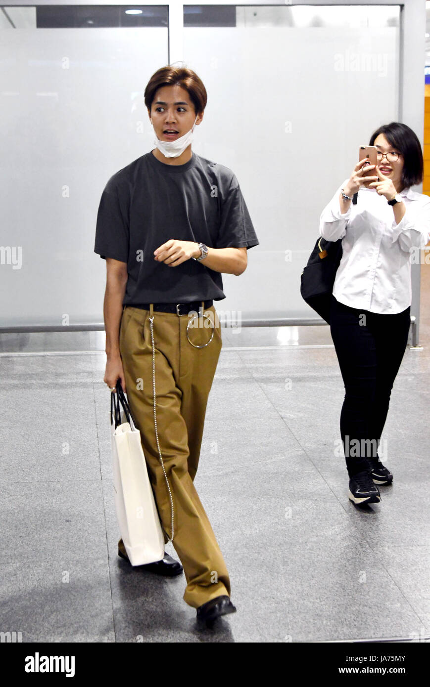 Agosto 24, 2017 - Shanghai Shanghai in Cina - Shanghai, Cina-24th Agosto 2017: (solo uso editoriale. Cina fuori) ..L'attore Giapponese Ryota Katayose è surrouned dagli appassionati dell'Aeroporto di Shanghai in Shanghai, Agosto 24th, 2017. (Credito Immagine: © SIPA Asia via ZUMA filo) Foto Stock